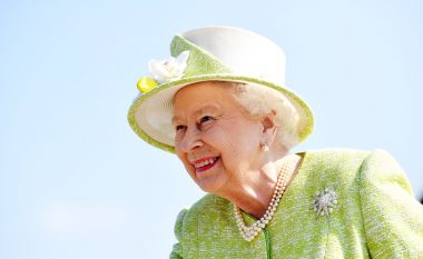 Shtatë veshjet mbretërore që kanë fshehur një mesazh të veçantë nga Mbretëreshë Elizabeth II