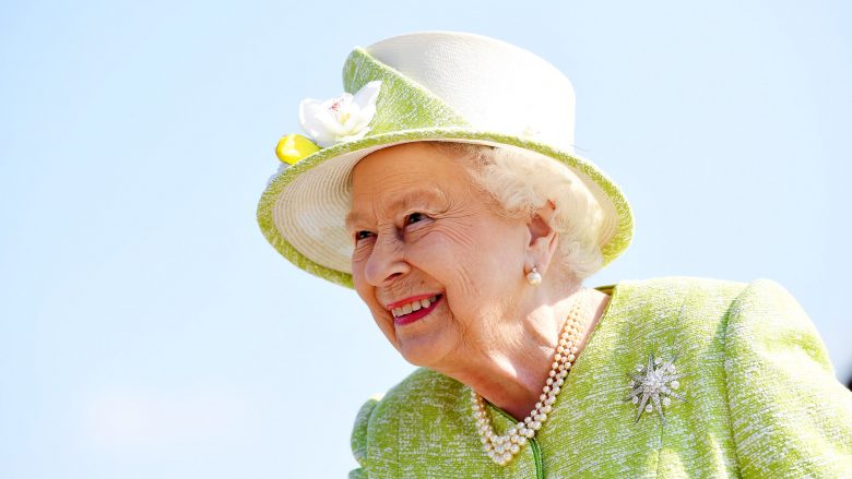 Shtatë veshjet mbretërore që kanë fshehur një mesazh të veçantë nga Mbretëreshë Elizabeth II