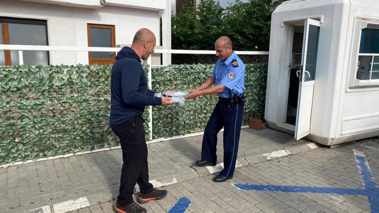 Haradinaj me ëmbëlsira ua uron Bajramin policëve pranë shtëpisë së tij