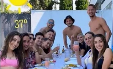 Lojtarët e Sevillës mblidhen së bashku dhe shijojnë pishinën - do ndëshkohen rëndë nga klubi