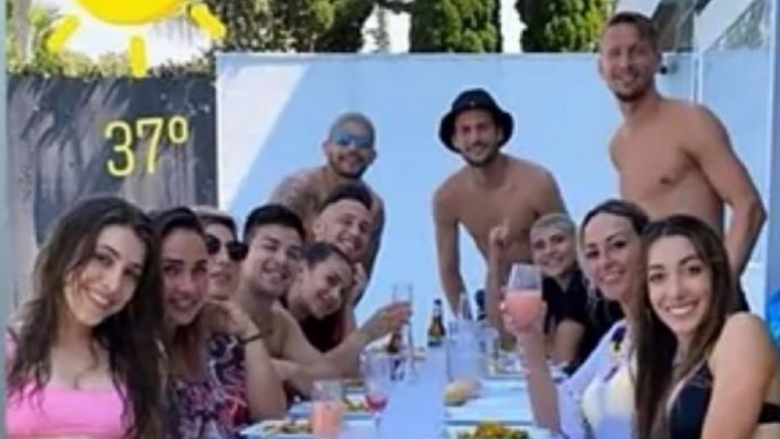 Lojtarët e Sevillës mblidhen së bashku dhe shijojnë pishinën – do ndëshkohen rëndë nga klubi