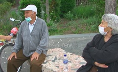 Koha e pandemisë, pensionistët në Shqipëri shfrytëzojnë të dielën për shëtitje në ambientet publike