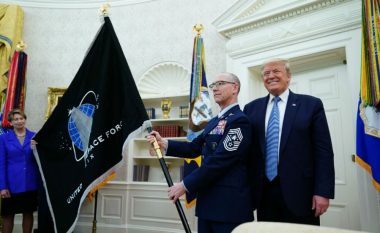 Flamuri i Forcës Hapësinore Amerikane zbulohet në Zyrën Ovale të Shtëpisë së Bardhë