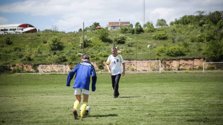 Kadri Veseli e nisi vikendin duke luajtur futboll me djalin e tij