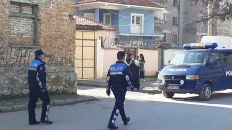 Vritet me thikë një 77-vjeçar në Poliçan