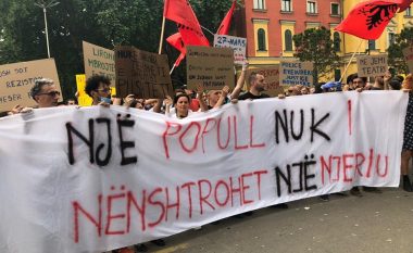 Vetëvendosje bashkohet në protestat në Tiranë pas rrëzimit të teatrit