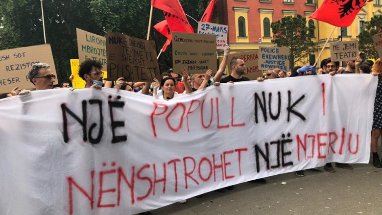 Vetëvendosje bashkohet në protestat në Tiranë pas rrëzimit të teatrit