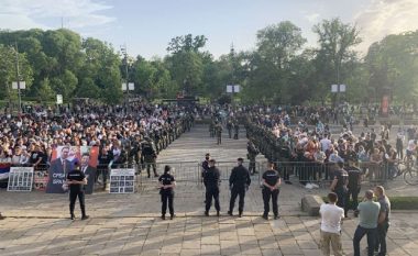 Mbështetës të pushtetit dhe opozitës mblidhen në Beograd – në mes tyre qëndroi policia