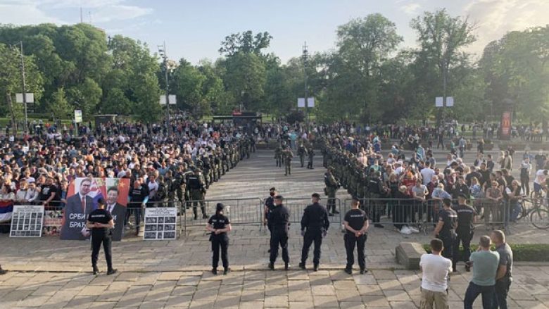 Mbështetës të pushtetit dhe opozitës mblidhen në Beograd – në mes tyre qëndroi policia