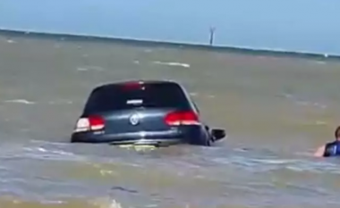 E parkoi pranë ujit për të nxjerrë diçka prej saj – vetura ‘tradhton pronarin dhe futet për të notuar’ në det