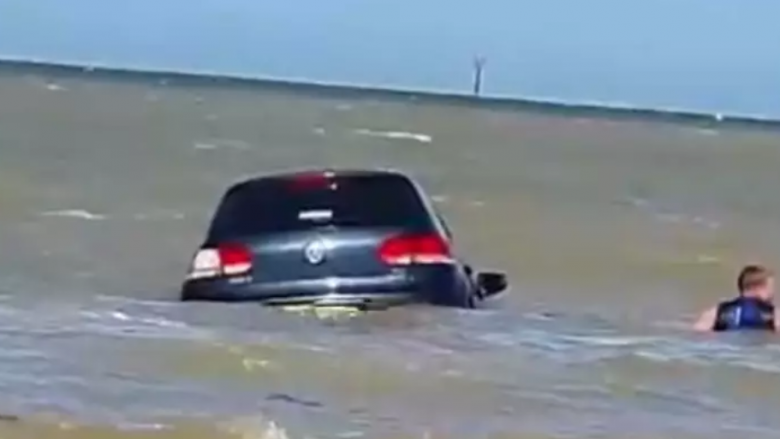E parkoi pranë ujit për të nxjerrë diçka prej saj – vetura ‘tradhton pronarin dhe futet për të notuar’ në det