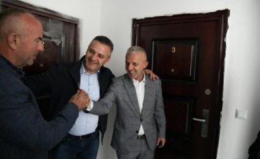 Në prag të festës së Bajramit, Halil Kastrati i dhuron një banesë veteranit nga Skënderaj