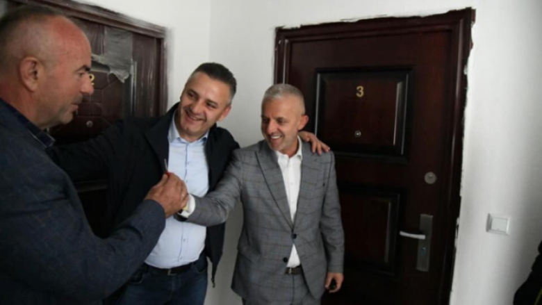 Në prag të festës së Bajramit, Halil Kastrati i dhuron një banesë veteranit nga Skënderaj