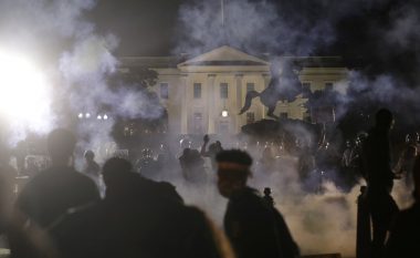 Demonstruesit protestojnë në afërsi të Shtëpisë së Bardhë, Shërbimi Sekret detyrohet ta fut në bunker Donald Trumpin