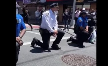 Policët nga New Yorku dhe Michigani gjunjëzohen para demonstruesve, duan t’ju tregojnë se nuk e mbështesin dhunën