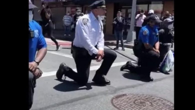 Policët nga New Yorku dhe Michigani gjunjëzohen para demonstruesve, duan t’ju tregojnë se nuk e mbështesin dhunën