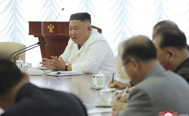 I veshur me të bardha, kryesoi seancën e Komitetit Qendror të Partisë së Punës – Kim Jong-Un nuk mban maskë mbrojtëse