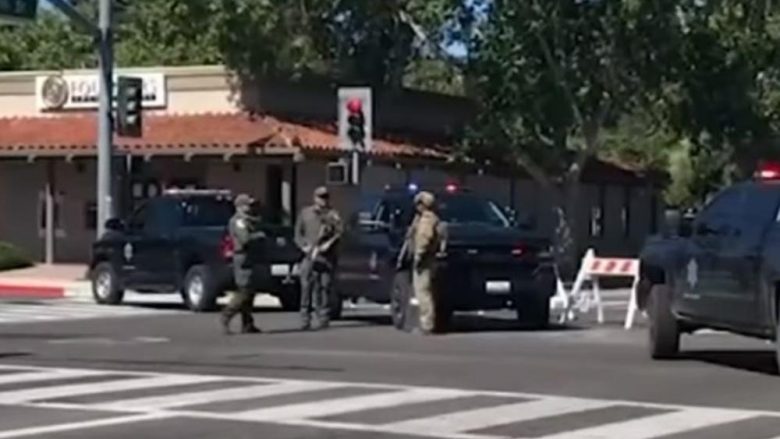 Zëvendës-sherifi plagoset në kokë, sulmuesi organizoi pritë dhe hapi zjarr mbi stacionin e policisë në Kaliforni – arrin të arratiset