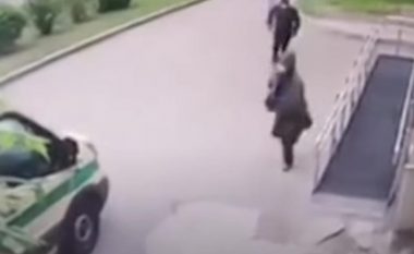 Kamerat e sigurisë filmojnë plaçkitjen në Siberi, sulmuesit i afrohen veturës së blinduar me para – plagosin dy anëtarë të sigurimit