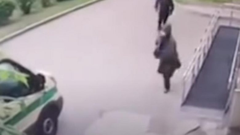 Kamerat e sigurisë filmojnë plaçkitjen në Siberi, sulmuesit i afrohen veturës së blinduar me para – plagosin dy anëtarë të sigurimit