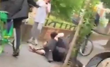 Skena dramatike në Londër, policët sulmohen brutalisht – kalimtarët qeshin dhe bëjnë selfie para tyre