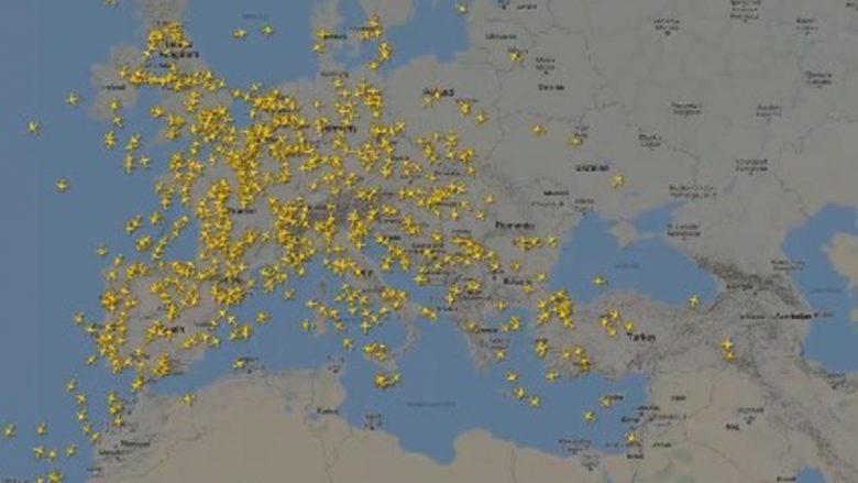 Imazhe që tregojnë si është dukur qielli mbi Evropë gjatë vitit të kaluar, sot duket krejtësisht ndryshe – coronavirusi detyroi aviokompanitë t’i ulin aeroplanët