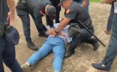 Nuk lejuan qasje në dokumentet e komunës, policia malazeze arreston kryetarin e Budvës dhe zyrtarë të tjerë – hasin në rezistencë