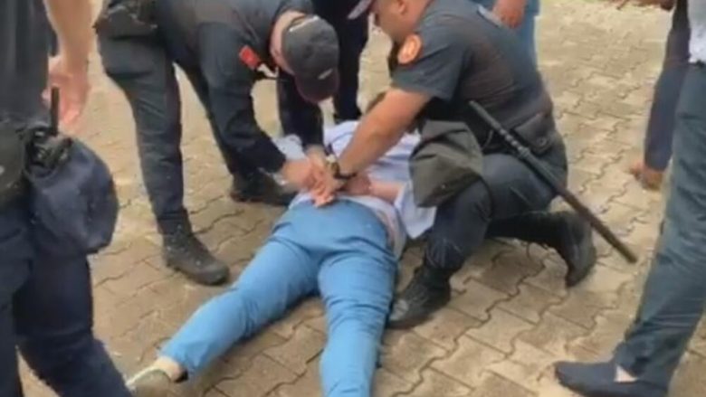 Nuk lejuan qasje në dokumentet e komunës, policia malazeze arreston kryetarin e Budvës dhe zyrtarë të tjerë – hasin në rezistencë