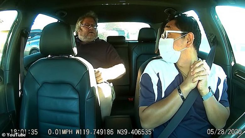 I kërkon të vendosë maskë në fytyrë, pasagjeri kërcënon taksistin se do t’ia thyej kafkën – gjithçka ndryshon kur ia bën me dije se po e filmon kamera