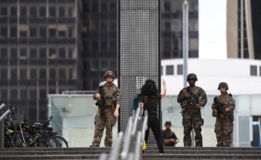 Pranuan telefonatë për një burrë të armatosur duke shëtitur në qendrën tregtare në Paris, policia franceze evakuon zonën përreth
