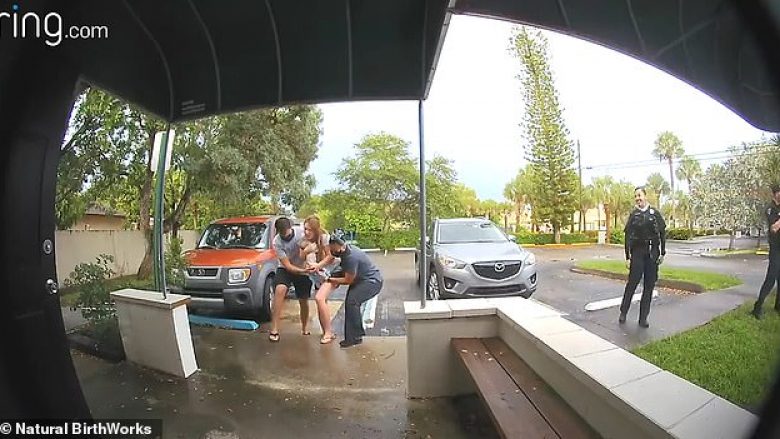 Nuk arrin në kohë, sjell në jetë foshnjën në parkingun e spitalit – kamera e sigurisë filmon gjithçka