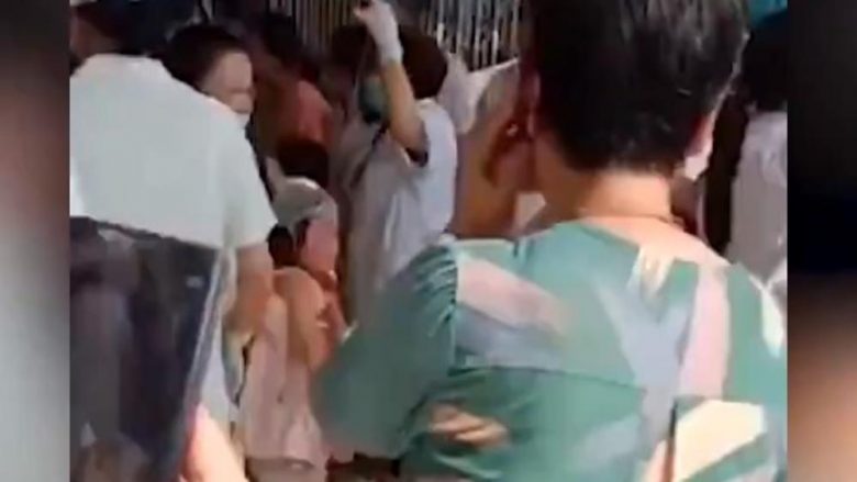 Sulm me thikë në një çerdhe në Kinë, lëndohen 40 persona – arrestohet sulmuesi