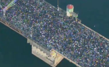 Mijëra protestues shtrihen mbi urën e qytetit Portland, simuluan pozitën e George Floyd ku polici ia kishte vendosur gjurin në qafë