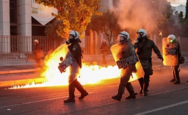 Protestuesit hedhin koktej molotovi në afërsi të ambasadës amerikane në Athinë, policia greke përdor gaz lotsjellës për të shpërndarë turmën