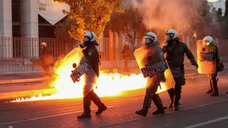 Protestuesit hedhin koktej molotovi në afërsi të ambasadës amerikane në Athinë, policia greke përdor gaz lotsjellës për të shpërndarë turmën