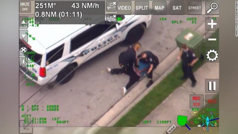 Tjetër rast, polici në Florida ia vendos gjurin në qafë një afro-amerikani gjatë tentimit për ta arrestuar – publikohen pamjet e këtij momenti