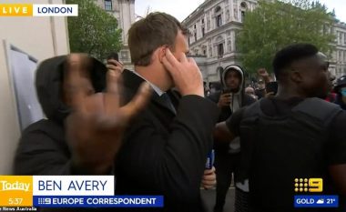 Ekipi i një televizioni sulmohet nga protestuesit në Londër derisa po raportonin drejtpërdrejt