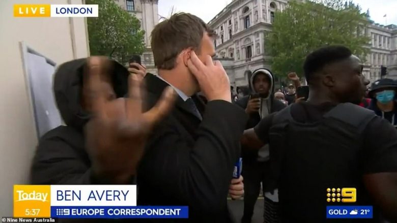 Ekipi i një televizioni sulmohet nga protestuesit në Londër derisa po raportonin drejtpërdrejt
