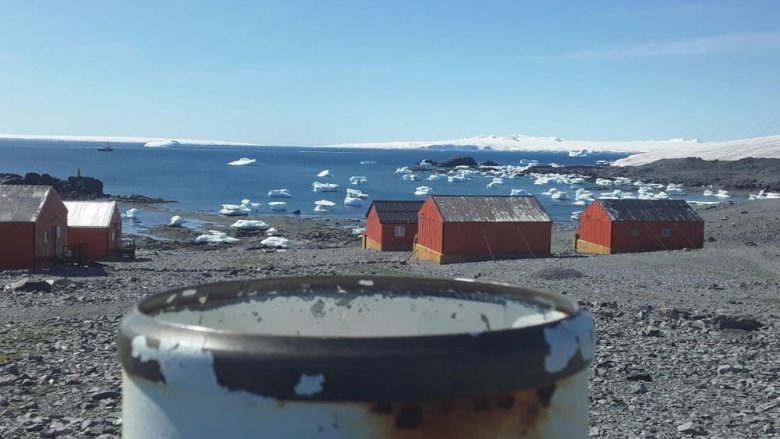 Oqeani Jugor që rrethon Antarktikun, është vendi me ajrin më të pastër në botë