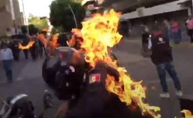 “Horror” gjatë protestave të dhunshme në Meksikë, demonstruesit i vënë zjarrin një polici