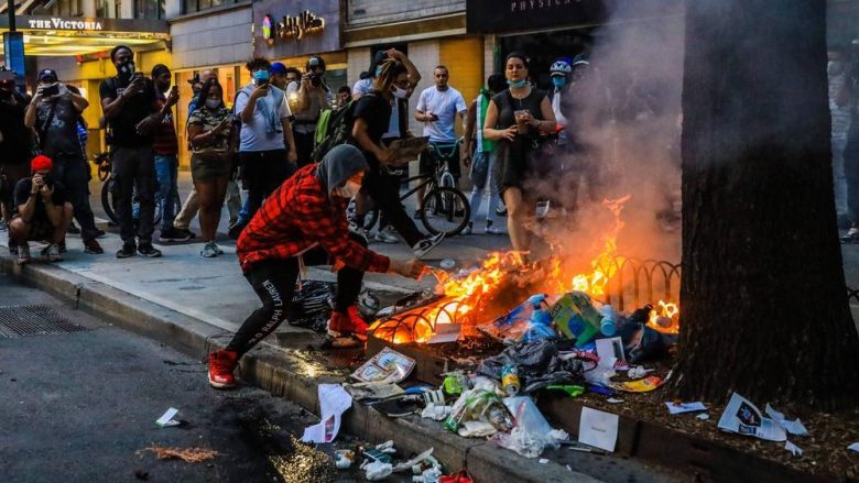 Situatë kaotike rrugëve të SHBA-ve, zjarr në afërsi të Shtëpisë së Bardhë – protesta në 140 qytete dhe mbi 4 mijë të arrestuar