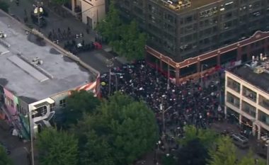 Iu vërsul me veturë turmës së protestuesve, madje qëlloi mbi ta – dorëzohet në polici burri që plagosi një person në Seattle