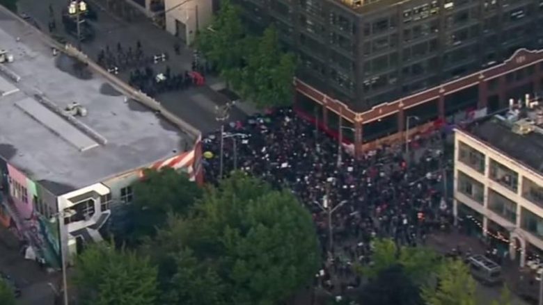 Iu vërsul me veturë turmës së protestuesve, madje qëlloi mbi ta – dorëzohet në polici burri që plagosi një person në Seattle