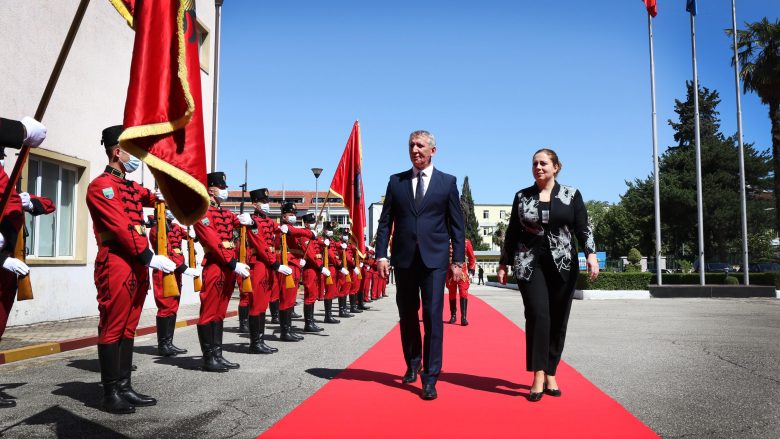 Quni vizitë zytare në Shqipëri, pritet me ceremoni të lartë ushtarake