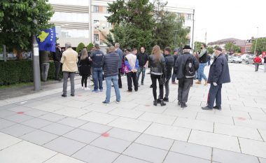 Fillon shpërndarja e protestuesve para Kuvendit