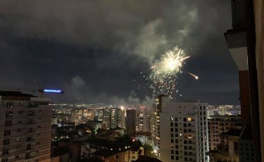 Prishtina ndriçohet nga fishekzjarrët, Shpend Ahmeti thotë se nuk është koha për festë