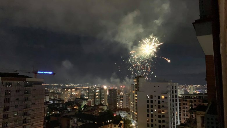Prishtina ndriçohet nga fishekzjarrët, Shpend Ahmeti thotë se nuk është koha për festë