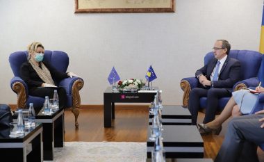 Hoti takohet me Apostolovën, BE do të vazhdojë të përkrahë Kosovën në menaxhimin e pandemisë COVID-19