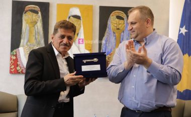 Sabri Fejzullahu nderohet me çmimin “Çelësi i Qytetit” nga Komuna e Prishtinës
