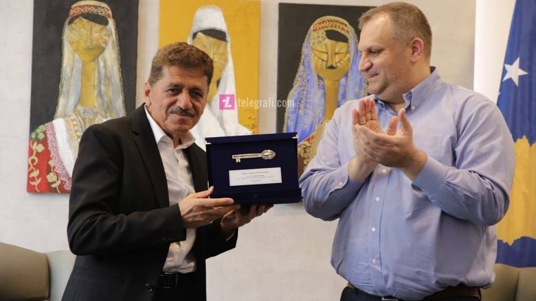 Sabri Fejzullahu nderohet me çmimin “Çelësi i Qytetit” nga Komuna e Prishtinës